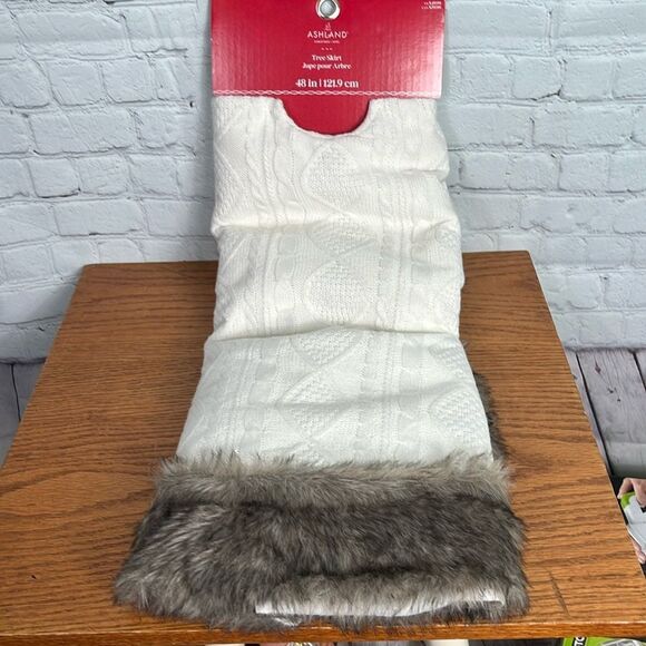 48 Inch Cream Knit/ Gray Faux Fur Tree Skirt. NWT - Picture 1 of 6